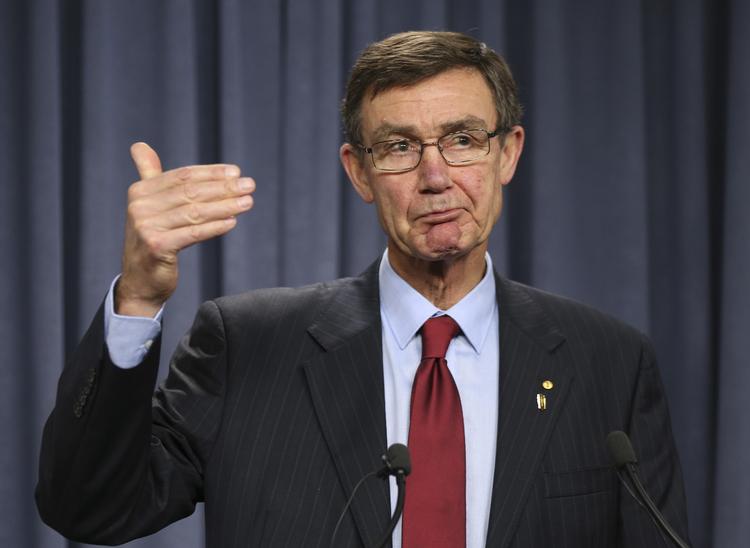 Advarsel. Angus Houston leder eftersøgningen efter MH370. Han opfordrer medierne til at passe på med at blæse ubekræftede oplysninger op men er alligevel forsigtig optimist efter at skibe har registreret signaler, der kan stamme fra flyet i Det Indiske Ocean. 