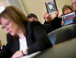 Efterladte. Forældreparret Leo  og Mary Ruddy var mødt op til en senatshøring i onsdag om General Motors. Leo holder et billede op af sin afdøde datter, Mary holder et billede af den smadrede Cobalt-bil, som datteren blev dræbt i, da tændingsnøglen svigtede og satte airbaggen ud af funktion. 