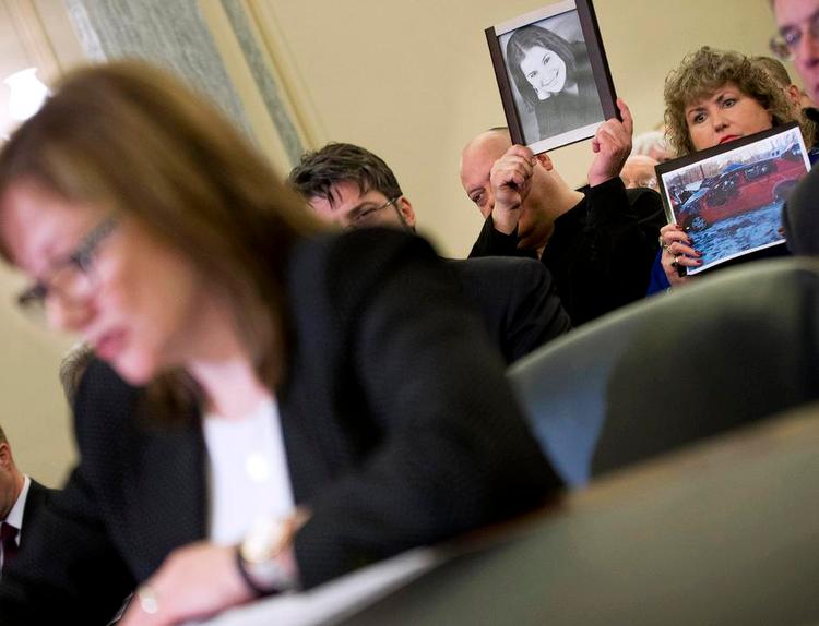 Efterladte. Forældreparret Leo  og Mary Ruddy var mødt op til en senatshøring i onsdag om General Motors. Leo holder et billede op af sin afdøde datter, Mary holder et billede af den smadrede Cobalt-bil, som datteren blev dræbt i, da tændingsnøglen svigtede og satte airbaggen ud af funktion. 