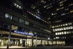 Hygiejne. Rigshospitalet tillader lange ærmer på Klinisk Mikrobiologisk Afdeling. Det stik modsatte er tilfældet på Hvidovre Hospital. 