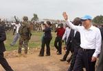 STØTTE. FN's generalsekretær, Ban Ki-Moon, besøger hovedstaden i kriseramte CAR, Bangui. Han vil sende fredsbevarende FN-styrker til landet. 