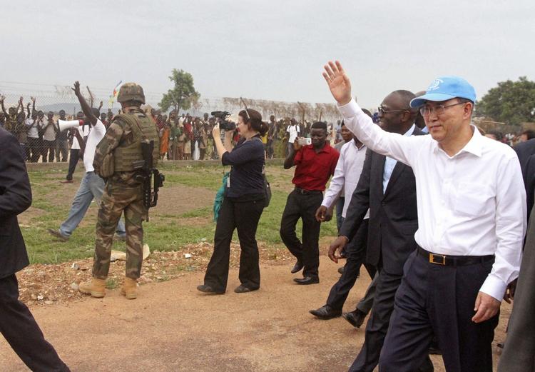 STØTTE. FN's generalsekretær, Ban Ki-Moon, besøger hovedstaden i kriseramte CAR, Bangui. Han vil sende fredsbevarende FN-styrker til landet. 