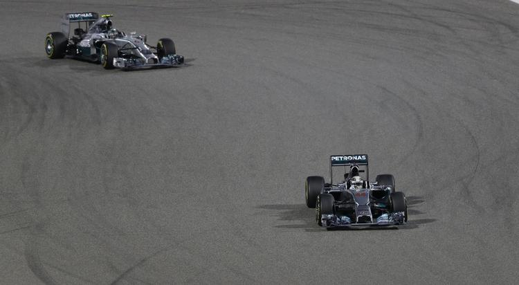 DUEL. Gennem hele løbet kæmpede Lewis Hamilton (th.) og Nico Rosberg om føringen i Bahrain. 