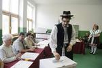 demokratisk? En ungarer stemmer i Holloko, nordøst for Budapest, iklædt nationaldragt ved det ungarske valg. 
