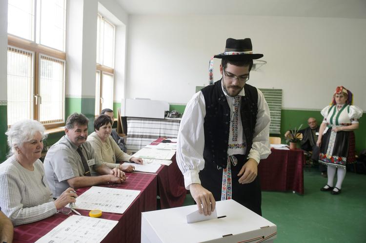 demokratisk? En ungarer stemmer i Holloko, nordøst for Budapest, iklædt nationaldragt ved det ungarske valg. 