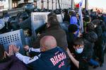 SAMMENSTØD. Prorussiske demonstranter tørner sammen med det ukrainske politi, mens de forsøger at storme en regeringsbygning i Donetsk. 