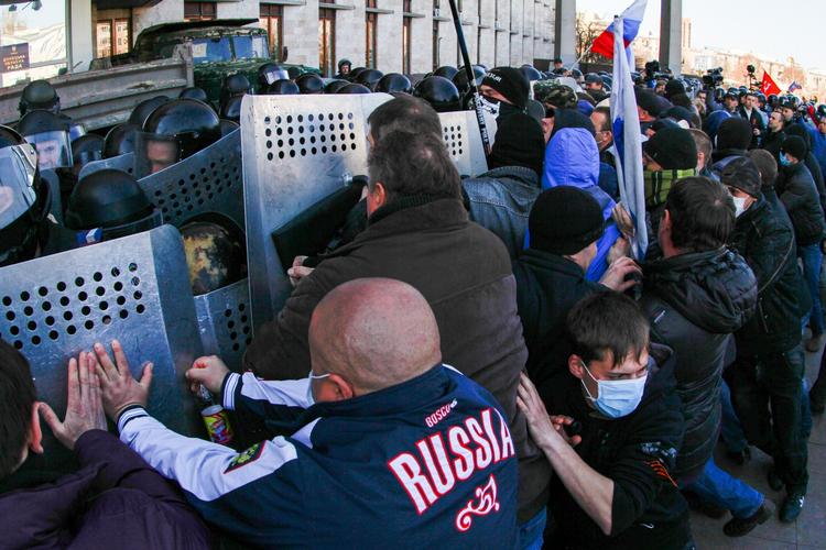 SAMMENSTØD. Prorussiske demonstranter tørner sammen med det ukrainske politi, mens de forsøger at storme en regeringsbygning i Donetsk. 