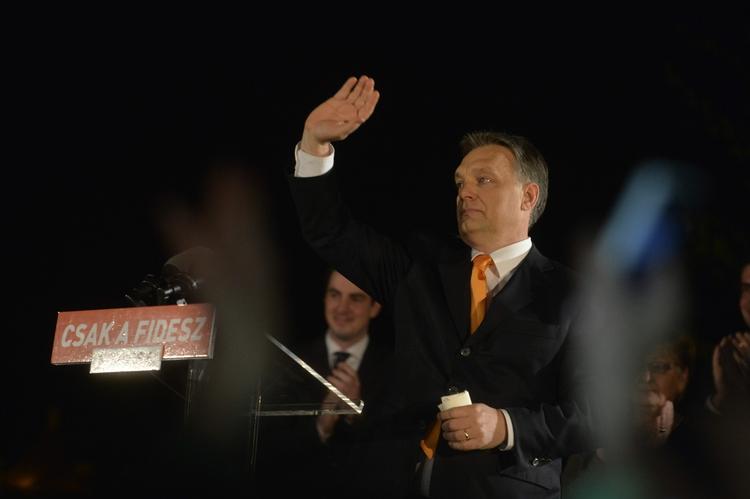 storsejr. Ungarns premierminister, Viktor Orban, gør sent søndag klar til sejrstalen efter en overbevisende valgsejr. 