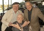 Filmstjerne. Mange ville gerne have taget et billedet med Mickey Rooney. Her er han flankeret af to andre stjerner, Dick Van Patten (til venstre) og Mel Brooks. 
