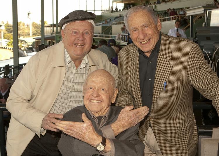 Filmstjerne. Mange ville gerne have taget et billedet med Mickey Rooney. Her er han flankeret af to andre stjerner, Dick Van Patten (til venstre) og Mel Brooks. 