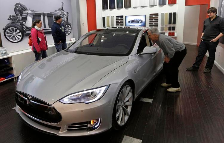 udbryder. Tesla har det med at gøre tingene på en alternativ måde. I Danmark kommer man ikke uden om nettet, når man køber en ny Tesla. Billedet er fra et salgslokale i en amerikansk shoppingmall. Foto: Al Behrman/AP 