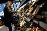 Lettelse. Mange vil gerne undgå besværet ved at tage i fysiske butikker. Det vil Amazon udnytte. (arkivfoto) 