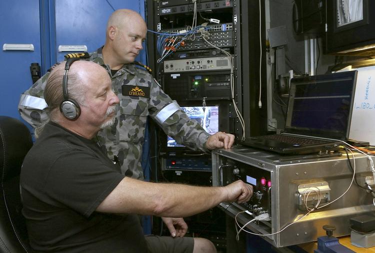 Der bliver lyttet intensivt på  eftersøgningsfartøjerne i Det Indiske Ocean i disse dage. Signaler opfanget  under vand i weekenden har givet et fornyet, men spinkelt håb om at finde de sorte bokse fra MH370. 