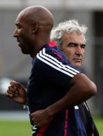 Kontroversiel. Nicolas Anelka (tv) blev efter VM 2010 erklæret uønsket på det franske landshold, da han havde kaldt daværende træner Raymond Domenech for en ’søn af en luder’. 