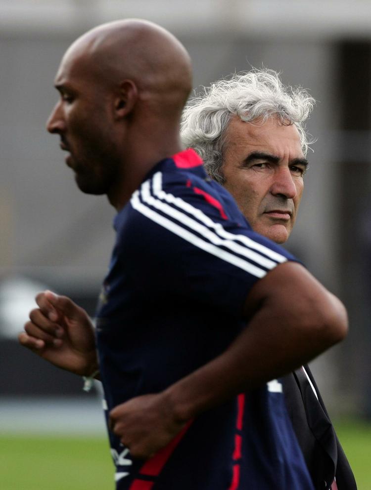 Kontroversiel. Nicolas Anelka (tv) blev efter VM 2010 erklæret uønsket på det franske landshold, da han havde kaldt daværende træner Raymond Domenech for en ’søn af en luder’. 