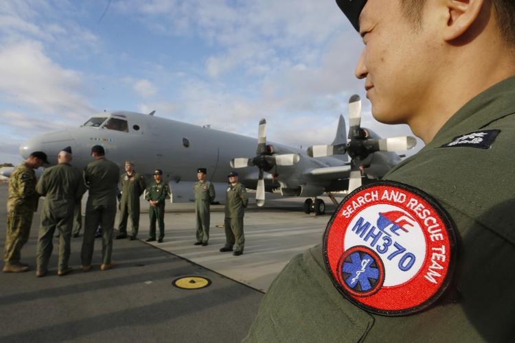 INDSATS. Sydkoreansk pilot kigger på et australsk eftersøgningsfly på luftbasen i Perth. 