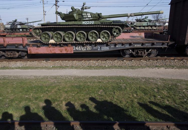 Sanktioner. dDen svenske virksomhed Volvo har afbrudt samarbejdet med Rusland om udviklingen af en ny kampvogn på grund af situationen i Ukraine. Her er det  russiske T-72B kampvogne, der ankommet til tidligere ukrainske baser på Krim for en uge siden. 