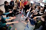 Danseskole. Robotten NAO lærer 3. c på Antvorskov Skole at ryste kroppen med sans for rytmik. Men den kan også træde til som hjælpelærer i matematik. 