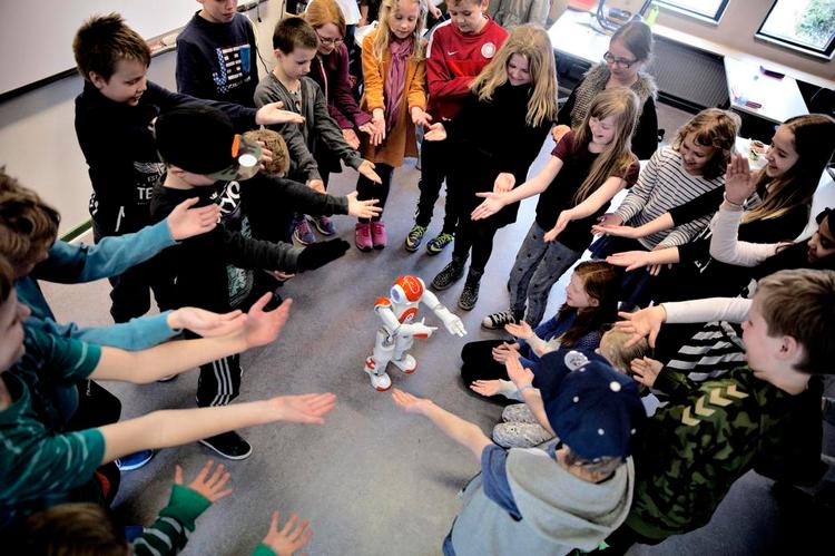 Danseskole. Robotten NAO lærer 3. c på Antvorskov Skole at ryste kroppen med sans for rytmik. Men den kan også træde til som hjælpelærer i matematik. 