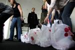 rekord. 28.000 frivillige stemte dørklokker, da Kræftens Bekæmpelse havde landsindsamling i søndags. De 34,6 millioner, de kom tilbage med, er det højeste beløb ved sådan en indsamling. 