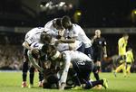 Jubel. Allernederst i bunken ligger Christian Eriksen, som bliver tiljublet af sine holdkammerater efter sin scoring. 