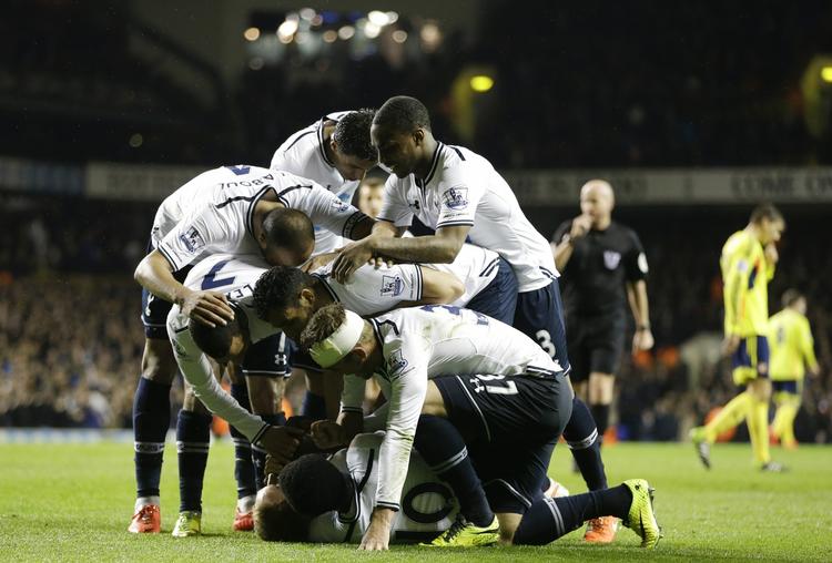 Jubel. Allernederst i bunken ligger Christian Eriksen, som bliver tiljublet af sine holdkammerater efter sin scoring. 