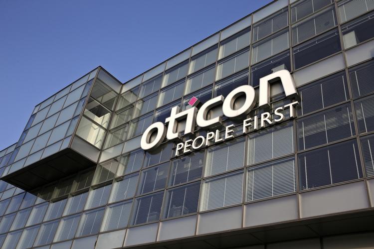 ligevægt. William Demant, som står bag Oticon-høreapparaterne, forventer at oprette nye job i det danske i stedet for dem, som bliver flyttet til Polen. 