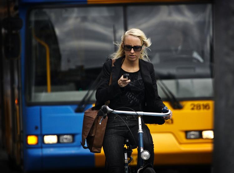 farligt. Hver fjerde taler i mobil, og hver femte sms'er eller tjekker Facebook på cyklen, selv om det er både farligt og ulovligt. (Arkivfoto) 