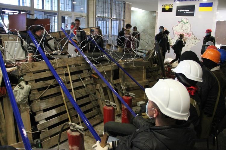 besat. Prorussiske aktivister i Donetsk byggede i aftes barrikader inde i en regional administrationsbygning. I går erklærede aktivisterne i Donetsk byen for separatistisk republik og krævede en folkeafstemning i stil med den, der har været afholdt på halvøen Krim. 