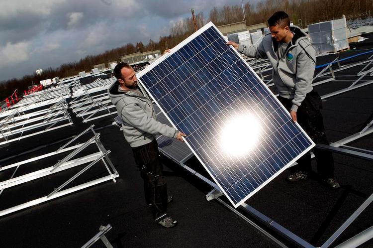 Solenergi. Prisen for at producere strøm fra landvindmøller og visse typer solceller er faldet kraftigt i de senere år. 