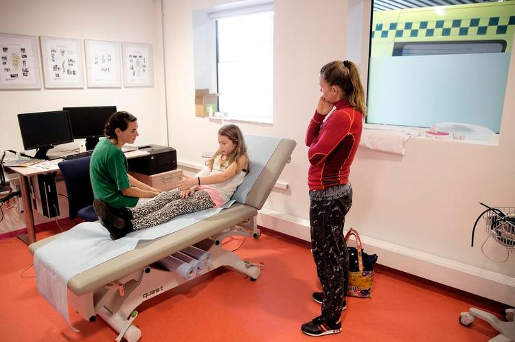 Forstuvet. Esther Staurup og hendes mor, Kirsten, er tilfredse med den lægefaglige behandling af armen – men bestemt ikke med den lange ventetid. Foto: Peter Hove Olesen 