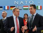 Konflikt. Anders Fogh Rasmussen, der her snakker med den ukrainske udenrigsminister Andrej Desjtjytsia, sender en advarsel til russerne. 