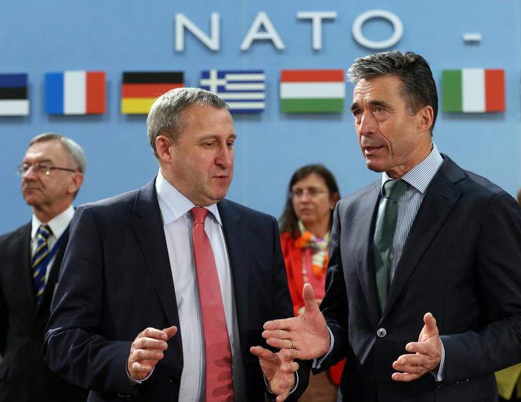 Konflikt. Anders Fogh Rasmussen, der her snakker med den ukrainske udenrigsminister Andrej Desjtjytsia, sender en advarsel til russerne. 