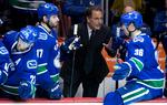 Ude. Vancouver-træner John Tortorella (i midten) i samtale med Jannik Hansen (th). 