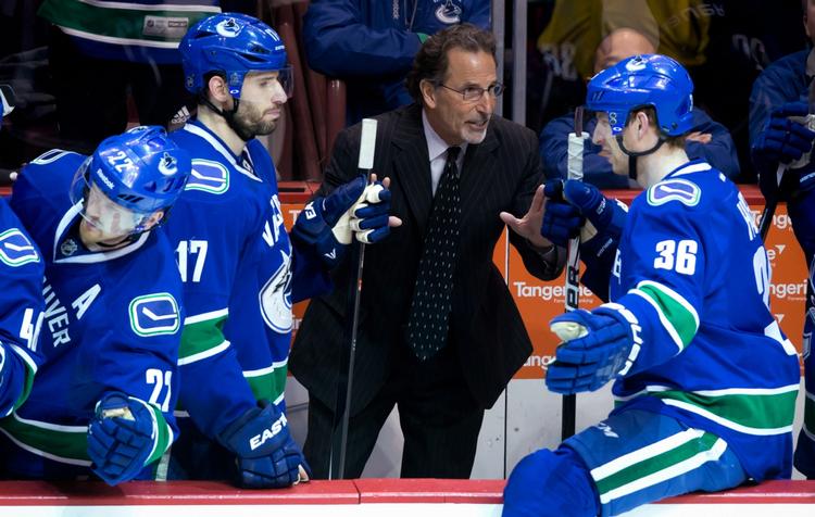 Ude. Vancouver-træner John Tortorella (i midten) i samtale med Jannik Hansen (th). 
