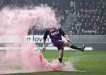 ØREGAS. Alle kan slå alle, men FC Midtjylland har til Jonas Lössls tilsyneladende frustration ikke slået AaB i denne sæson. 
