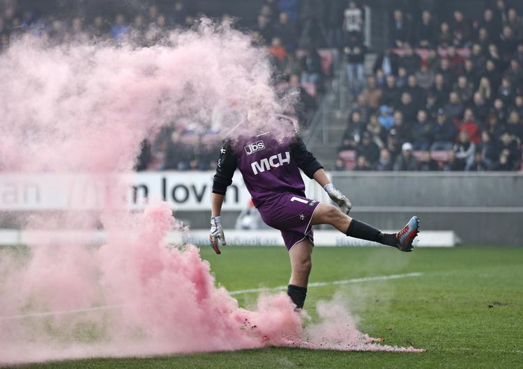 ØREGAS. Alle kan slå alle, men FC Midtjylland har til Jonas Lössls tilsyneladende frustration ikke slået AaB i denne sæson. 