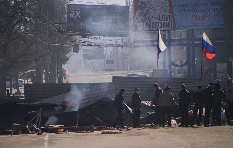 Rusland. Prorussiske aktivister barrikaderer sig ved en offentlig bygning bygning i byen Luhansk, som de har besat. De vil være en del af Rusland. 