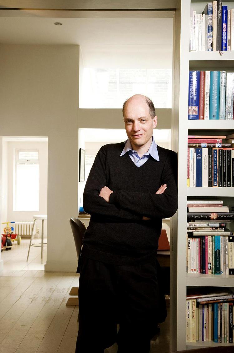 alsidig. Alain de Botton skriver både fiktion og ikkefiktion. Hans første faglitterære bog fra 1997 hedder ’How Proust Can Change Your Life’. Foto: Vincent Starr 