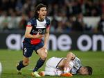 fysisk. Edinson Cavani er ikke en type spiller, som forsvarere let kan skræmme. Heller ikke Chelseas Gary Cahill. 