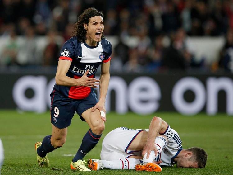 fysisk. Edinson Cavani er ikke en type spiller, som forsvarere let kan skræmme. Heller ikke Chelseas Gary Cahill. 
