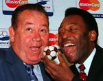 REKORDHOLDERE. I 1958 blev Just Fontaine (tv.) topscorer med 13 mål og Pelé vandt som 17-årig den første af sine tre VM-titler. De to rekordholdere var sammen i forbindelse med VM i 1998. 