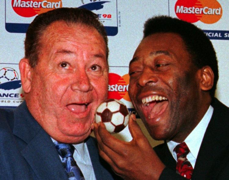 REKORDHOLDERE. I 1958 blev Just Fontaine (tv.) topscorer med 13 mål og Pelé vandt som 17-årig den første af sine tre VM-titler. De to rekordholdere var sammen i forbindelse med VM i 1998. 