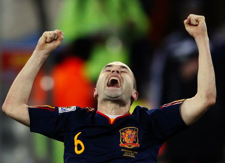 Matchvinder. 116 minutter inde i VM-finalen 11. juli 2010 modtog Andreas Iniesta bolden fra Cesc Fabregas på kanten af straffesparksfeltet, fik kontrol over læderet og bankede med højrebenet ind bag Maarten Stekelenburg i det hollandske mål til spansk triumf. 