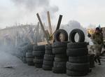 BARRIKADE. Prorussiske demonstranter forskanser sig ved Donetsk-regionens lokale regeringsbygning. 