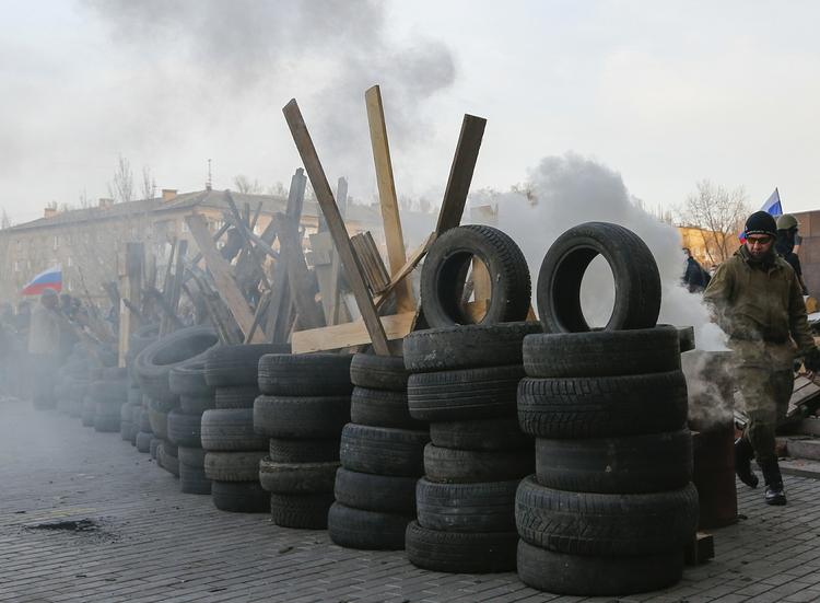 BARRIKADE. Prorussiske demonstranter forskanser sig ved Donetsk-regionens lokale regeringsbygning. 