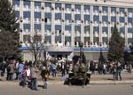 Tvivl. I den østukrainske by Lugansk har prorussiske aktivster angiveligt  taget 60 personer som gidsler i en bygning, som de har besat. 