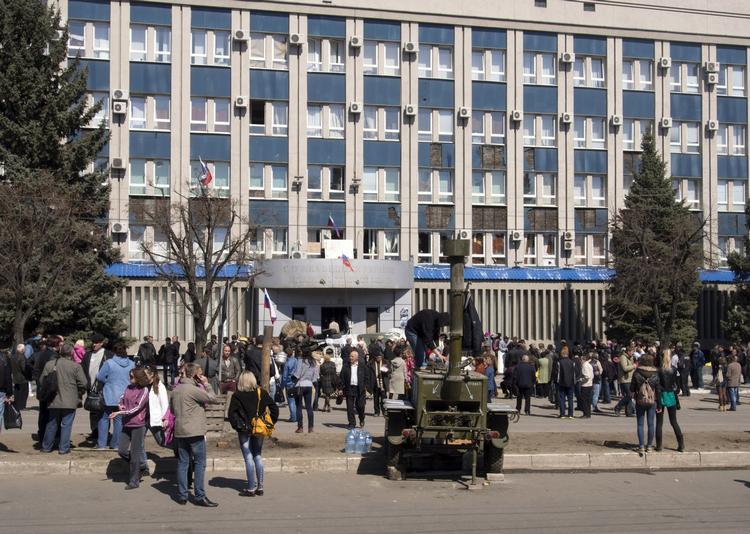 Tvivl. I den østukrainske by Lugansk har prorussiske aktivster angiveligt  taget 60 personer som gidsler i en bygning, som de har besat. 