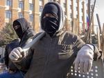 Oprør. Prorussisk aktivist foran lokal regeringsbygning i den østukrainske by i Lugansk. 