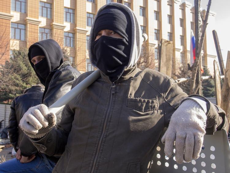 Oprør. Prorussisk aktivist foran lokal regeringsbygning i den østukrainske by i Lugansk. 